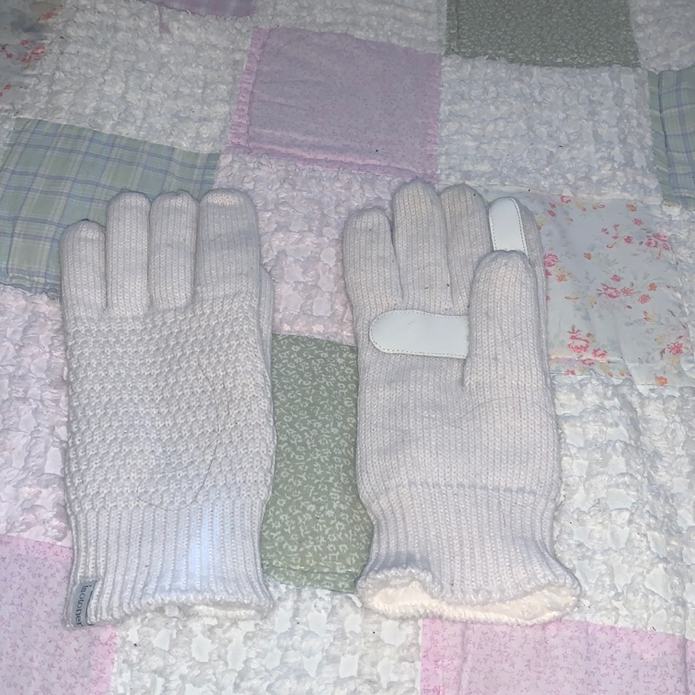 super thick and fuzzy white gloves, has the finger coverings for screens